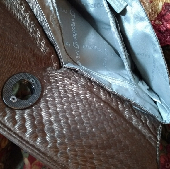 Smooth, Bubble Pattern Wristlet Clutch - Picture 10 of 16